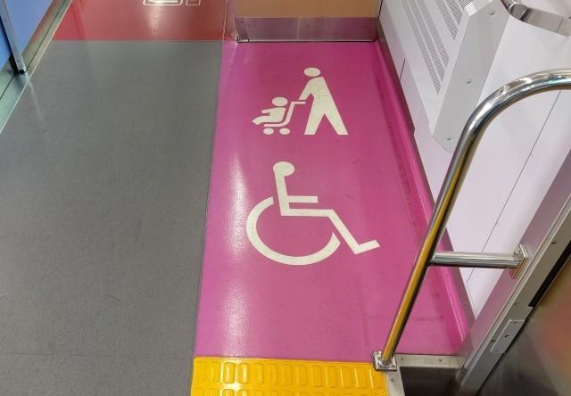 電車内の車椅子、ベビーカースペース（photoACより「schun」さん撮影、イメージ画像）