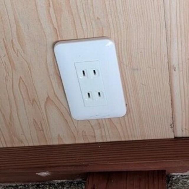 一見普通のコンセントですが…／リーゼント農家キノさん（@kinoko0214）提供