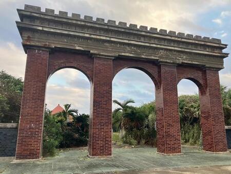 港は不夜城　飛び交う札束　密貿易で栄えた与那国島の昭和秘史　栄華をしのぶ凱旋門風アーチとピラミッド型の墓