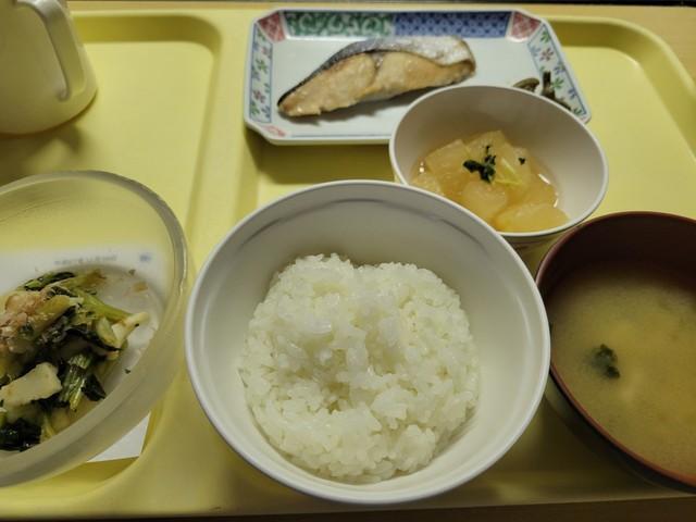日本だと……筆者が去年入院した際の病院食（夕食）はこんな感じでした。