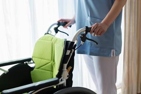 義母が脳梗塞で要介護、45歳女性は退職寸前で救われた　93日休業＋給付最大107万円…知らないと離職も　両立を支えた3制度【社会福祉士が解説】