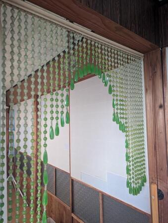 昭和のお茶の間の定番ビーズカーテン、なんのため？　「空き巣が引っかかって父が飛び起きました」いろんな使い道があった！