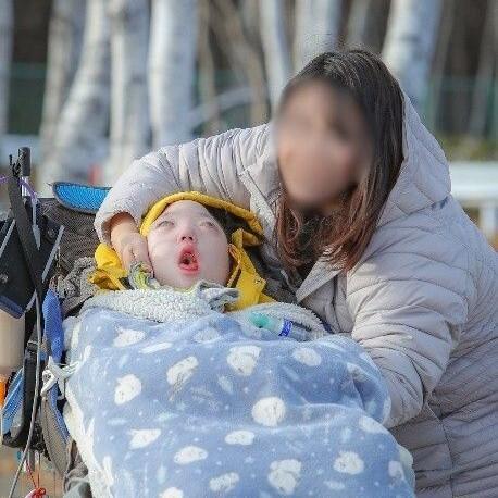 息子・こうちゃん（左）と母親の由梨さん