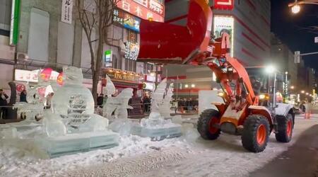 破壊の美学？　容赦なく重機で破壊される氷像たち　さっぽろ雪まつり、終了後シーンも見てほしい！