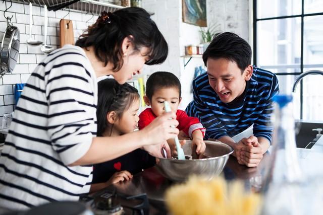 あなたの住む地域では、家事や育児に積極的な男性はどのくらいいる？※イメージ画像（Monet/stock.adobe.com）