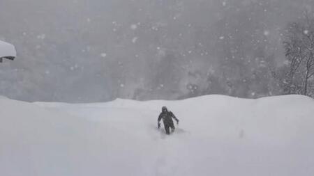 「遭難ではありません。出勤中の妻です」大雪の中、進む人影…！「映画のワンシーンに匹敵する」