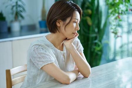 「自分の感情を出せる相手や場が以前より減った」と感じる人が6割超え　感情を抑えるのはどんな時？
