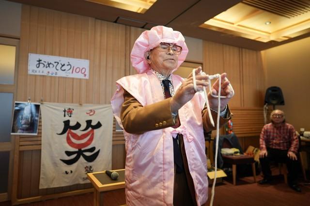 百寿を祝う会で、ロープのマジックを披露する乱万さん