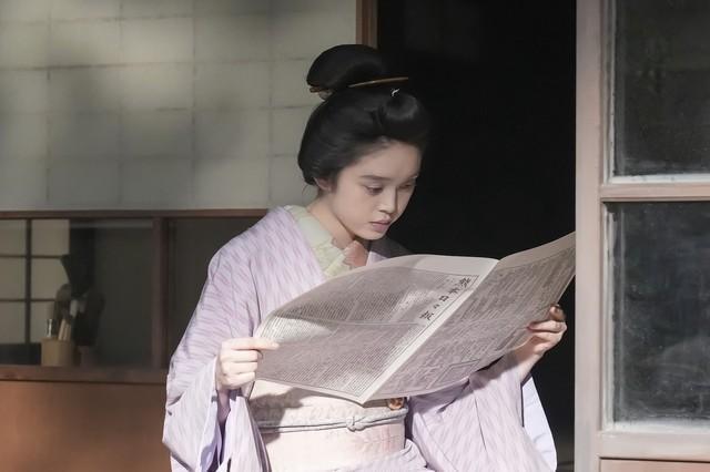 新聞からヘブンの執筆の題材を探すトキ（髙石あかり）　(C)NHK