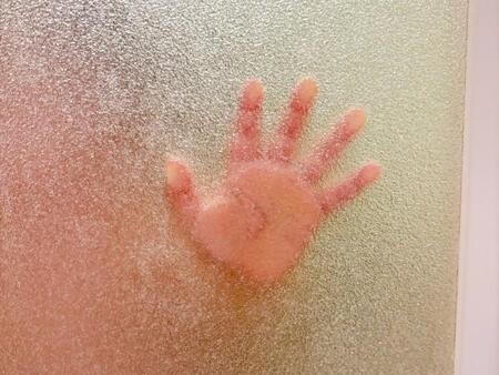 2歳児がお風呂の扉に顔面ピタリ！「私は青鬼を育てていたのかも」…衝撃の“顔芸”に12万いいね　「作画が給食番長」「千鳥のノブ」