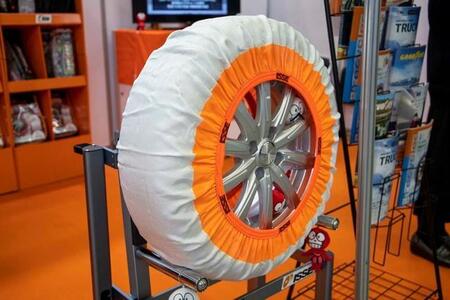 雪の日のフォークリフト事故をヒントに　布が路面の水膜を吸収して摩擦を確保…布製タイヤチェーン「イッセ・スノーソックス」日本で注目集める背景