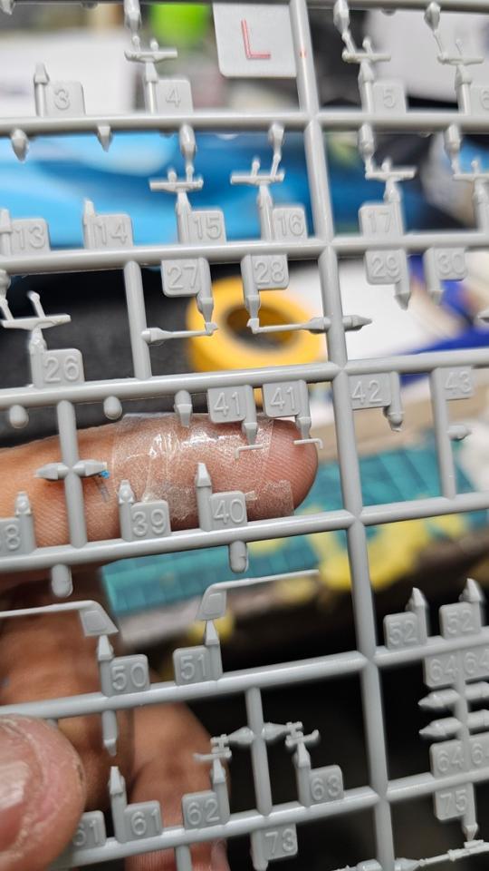 飛び跳ね防止のため指に両面テープをつけて切り出し