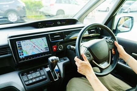 「なんで今まで気づかなかったんだ」通勤で4年間ほぼ毎日乗った愛車、シフトレバーに隠れていた“謎のボタン”発見に衝撃 「使わないと人生大損」の声