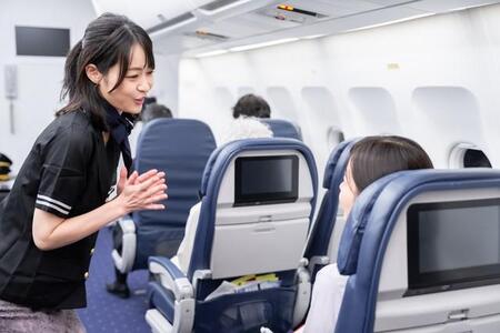 強風で揺れる機内、泣き止まない1歳8カ月　「何してもダメ…」必死にあやす母の前にCAさんが差し出したものとは「ヒーローに見えました」