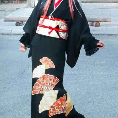 「それ、自分で着たの？」黒の着物に帽子とブーツの和洋折衷コーデ　怒られるかと思ったら…マダムの一言に「とっても素敵」「センス良すぎる」