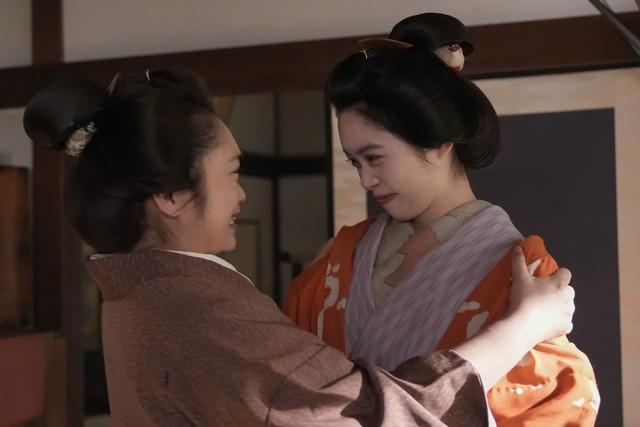 トキ（髙石あかり）の懐妊を知り、喜ぶフミ（池脇千鶴）　（C）NHK