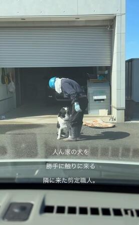 「ありがとう、おじさん」飼い主の乗った車の前で、犬と人の“優しい時間”にほっこり