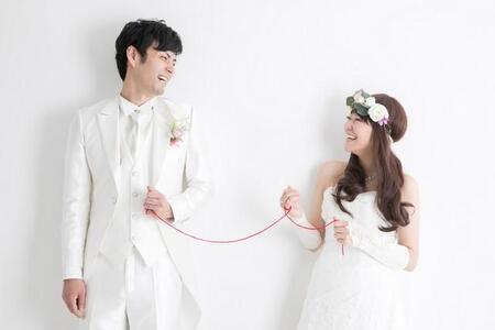 20代は、世帯年収800万なければ「結婚したいと思えない」！？　子育てするなら必要と思っている額は……