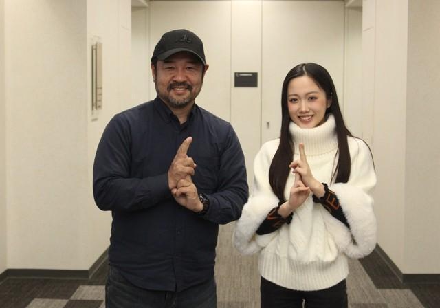 安田淳一監督（左）と山戸穂乃葉さん＝大阪市内