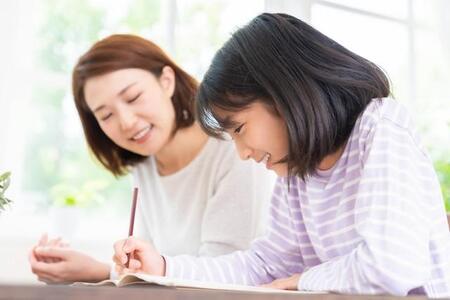 世帯年収が高い層は「計算力も高い」層が多いという傾向　※画像はイメージです（miya227/stock.adobe.com）