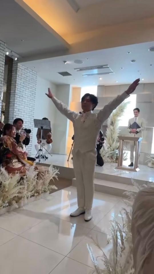 バク転を終え、両手を上げる新郎／たくまさん（@oya_taku0714）提供