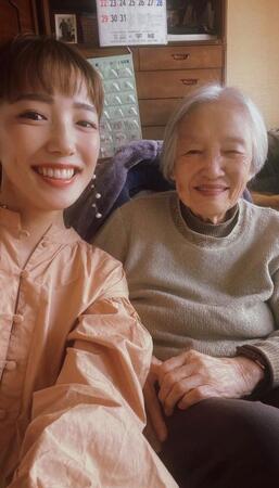若い頃の祖母に似ているという声が寄せられた、やまんさん（左）と祖母の2ショット／やまんさん（@yamn_sky）提供