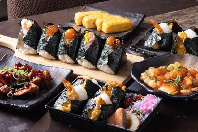 おにぎりやお惣菜が並ぶ店の投稿より。食べ放題はグループで楽しむ人も多い／おにぎり専門店｢お結び家 縁｣さん提供