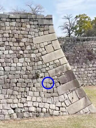 大阪城の石垣の隙間に“仏様”が！？ 刻印探し中に偶然見つけたシルエットに興奮「これは知らんかった」「穏やかな表情に見える」