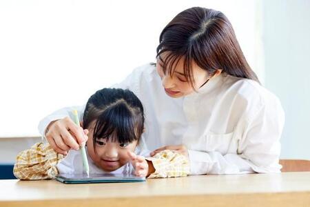 年長児保護者の8割「入学に不安」……事前に、ひらがななどを教えて準備 「無理にやって後悔したこと」とは?