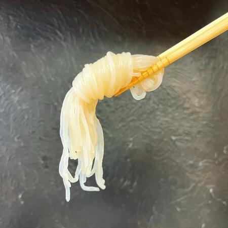 純国産糸こんにゃくメーカーが「手結び」明記　新パッケージに込めた結び職人の誇り　老舗メーカーが手作業を続ける理由