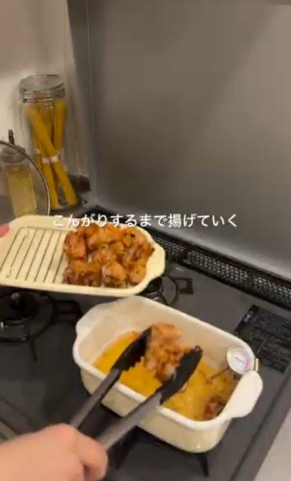 慣れた手つきで料理をするみきさん／みきさん提供