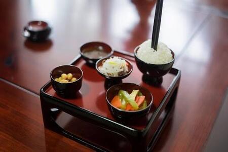 お供えで「山盛りご飯にお箸を立てる」理由は?葬儀会社の解説に納得