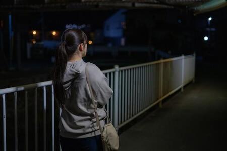 一人暮らしの女性、本当に怖かったのは…夜の帰り道 「深夜の帰宅中、後をつけられた」「振り返ると知らない人が近くに立っていた」【560人調査】