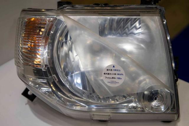 耐水ペーパーで磨いたあとは曇りガラス状態だけど、フィルムを貼ると透明になる。