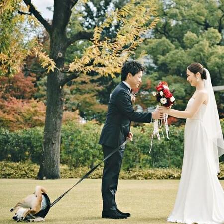 新郎新婦の背後でーーゴロンと転がるころっけくん（画像提供：Threads／@north_017さん）