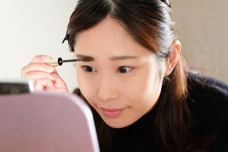 好印象を与える“正解眉”の条件は？　※画像はイメージです（monzenmachi/stock.adobe.com）