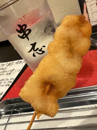 人気メニューの串カツ／KAMOTE2 串忘（@kushibo_neya）提供