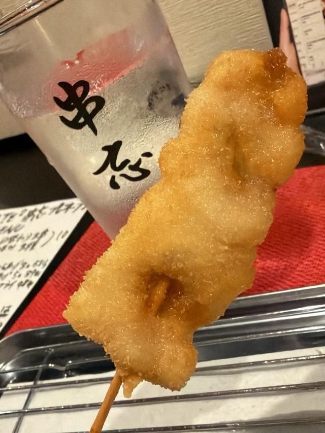 人気メニューの串カツ／KAMOTE2 串忘（@kushibo_neya）提供