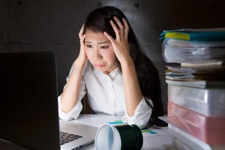 頭を抱える女性※画像はイメージです（kei907/stock.adobe.com）