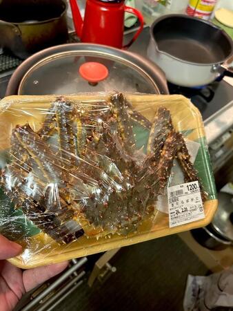 奥様が買ってきた茹でる前のカニ／杉谷龍一さん（@kitaboshi_）提供