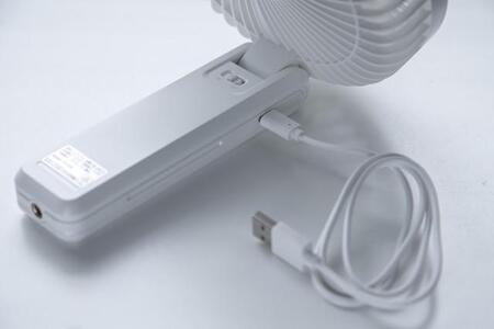 付属のType-Cケーブルにより約4時間でフル充電できる。グリップ下部には1/4インチのネジ穴も。