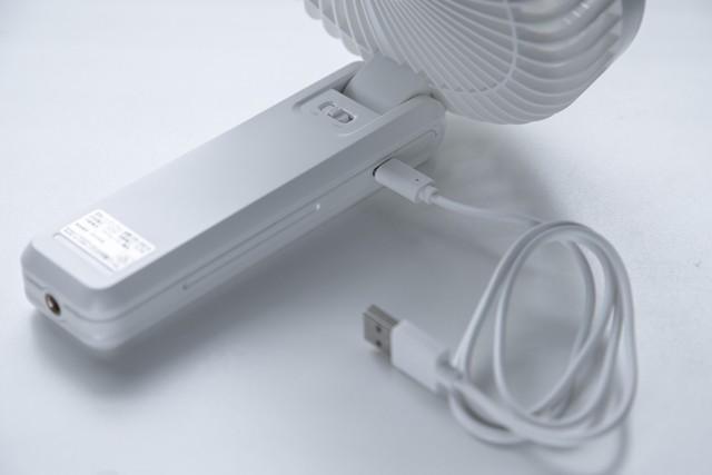 付属のType-Cケーブルにより約4時間でフル充電できる。グリップ下部には1/4インチのネジ穴も。