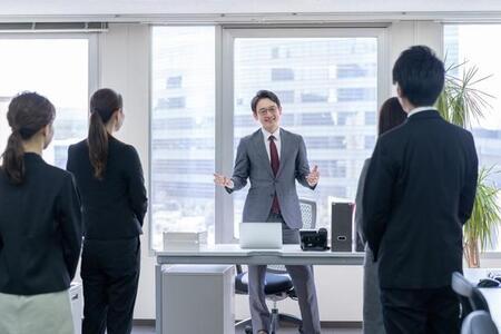 約7割が現在も「朝礼」を実施　※画像はイメージです（polkadot/stock.adobe.com）