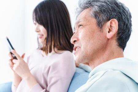 約4割の父親が、思春期の子どもとのスマホやり取りに葛藤　※画像はイメージです（maroke/stock.adobe.com）