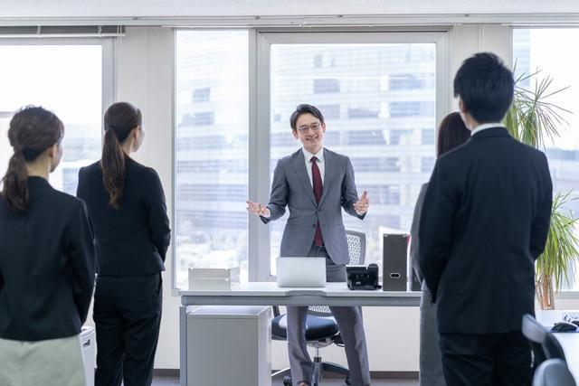 約7割が現在も「朝礼」を実施　※画像はイメージです（polkadot/stock.adobe.com）
