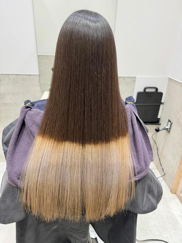 根元の暗い髪色と毛先の明るい部分が一直線に分かれた、修正前のツートーンヘア／Yusukeさん（@yusuke_kat0）提供