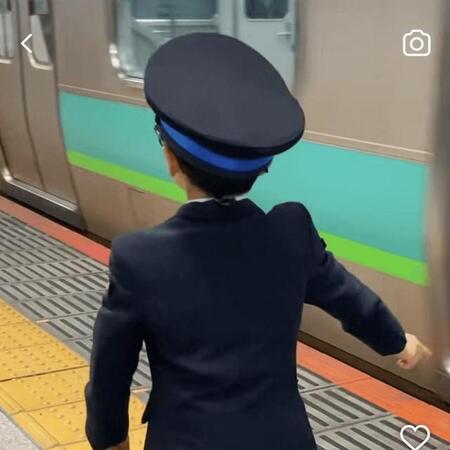 東京臨海高速鉄道りんかい線大崎駅にて…本物の駅員さん顔負けの立ち姿です