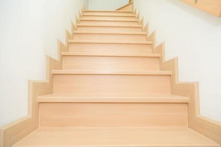 長く急な階段※画像はイメージです（pandaslub23/stock.adobe.com）