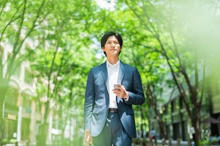 通勤中の男性※画像はイメージです（One/stock.adobe.com）