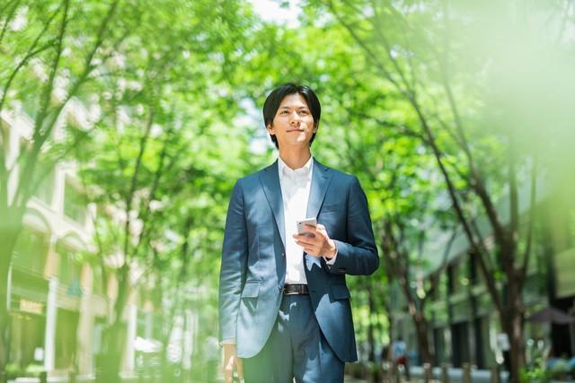 通勤中の男性※画像はイメージです（One/stock.adobe.com）